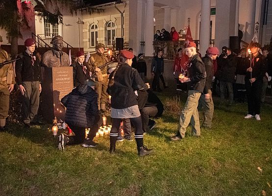 Warta przy pomniku generała