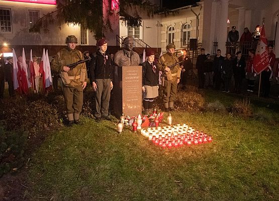 Warta przy pomniku gen.