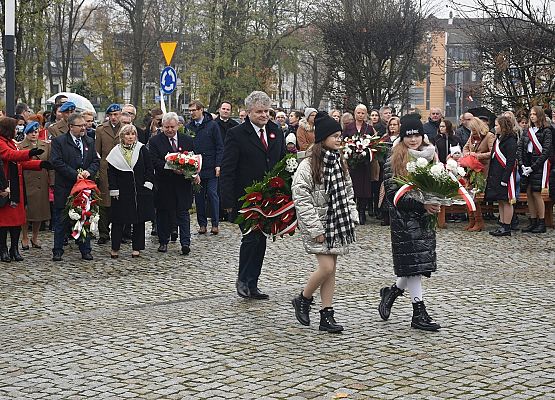 Kwiaty składa burmistrz W.