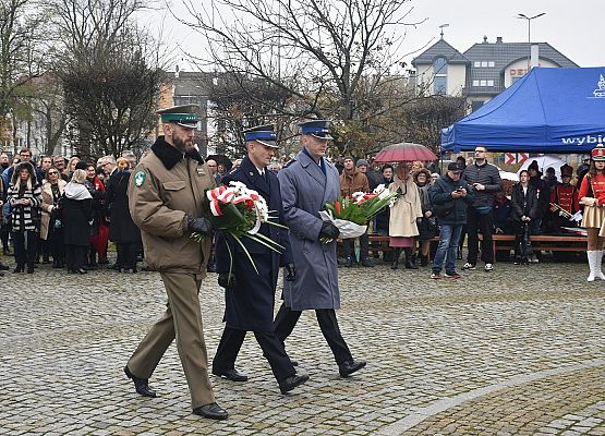 Kwiaty składają żołnierze