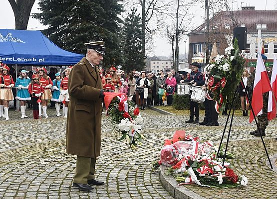 Kwiaty składają kombatanci