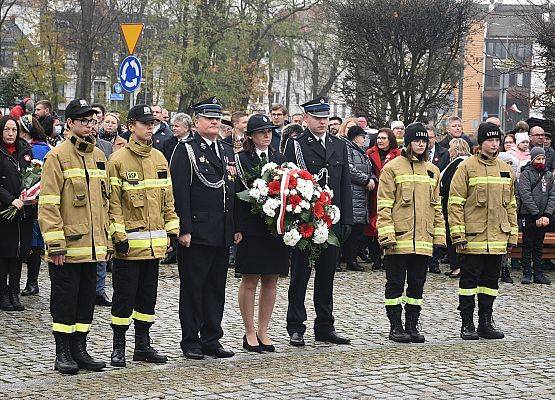 Kwiaty składają strażacy z OSP