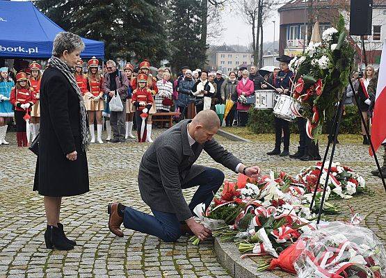 Kwiaty składa radna sejmiku M.