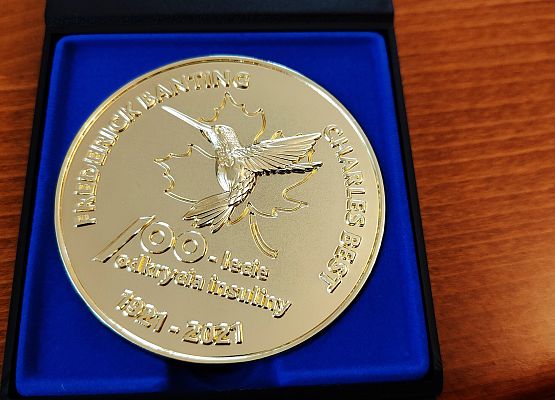 Medal na 100-lecie odkrycia