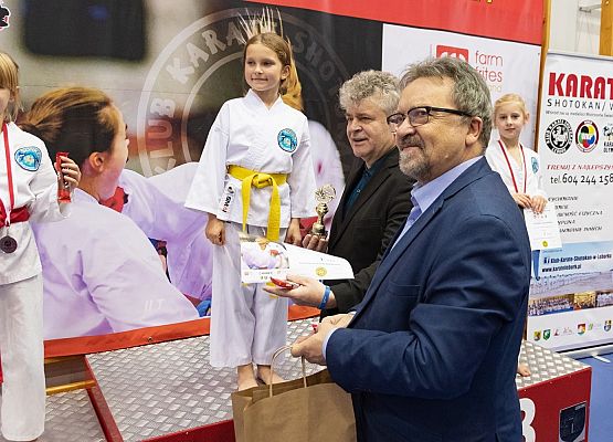 Medale wręczają: E.Głombiewski