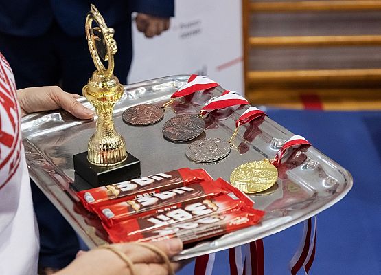 Statuetka, medale i coś