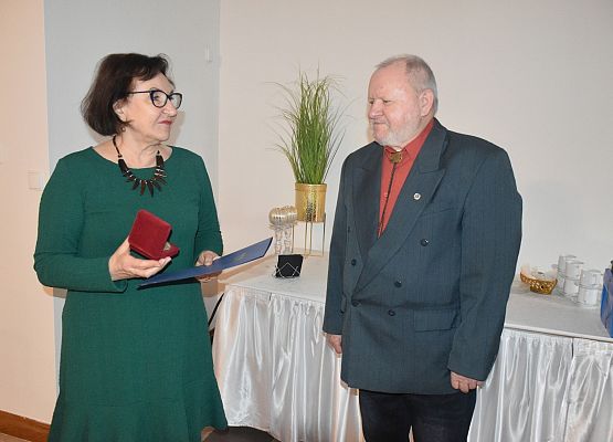 Starosta wręcza medal