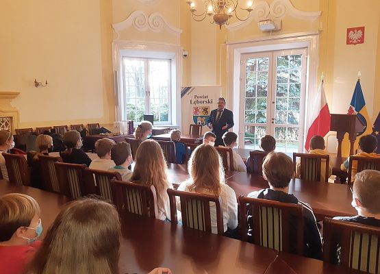 Z młodzieżą rozmawia