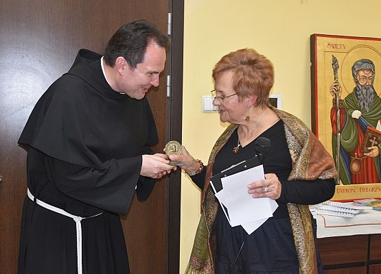 M.Bresler wręcza statuetkę