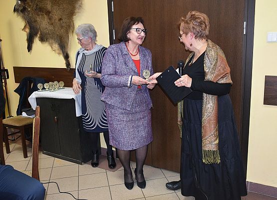 M.Bresler wręcza statuetkę