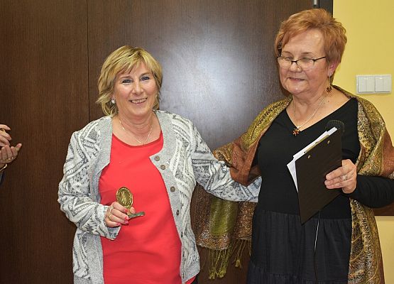 M.Bresler wręcza statuetkę