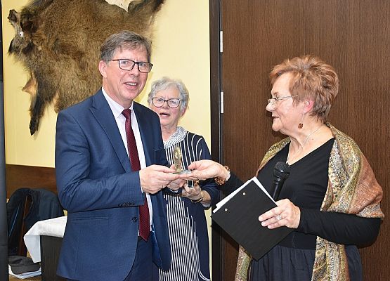 M.Bresler wręcza statuetkę