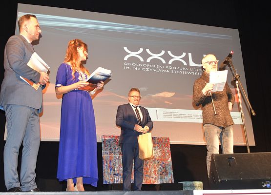 Nagrodę wręcza wicestarosta