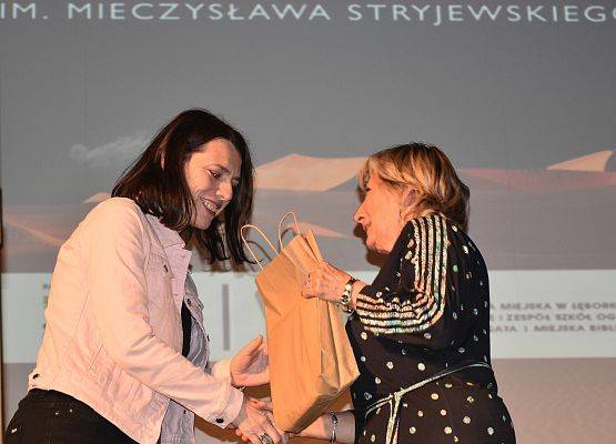 Nagrodę wręcza sekretarz