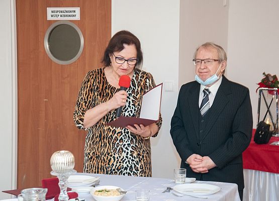 Starosta A.Zajączkowska wręcza