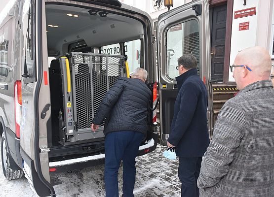 Z tyłu pojazdu znajduje się