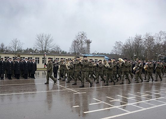 Orkiestra wojskowa rozpoczyna