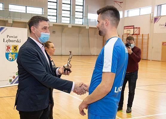 Puchar wręcza M.Tandek -