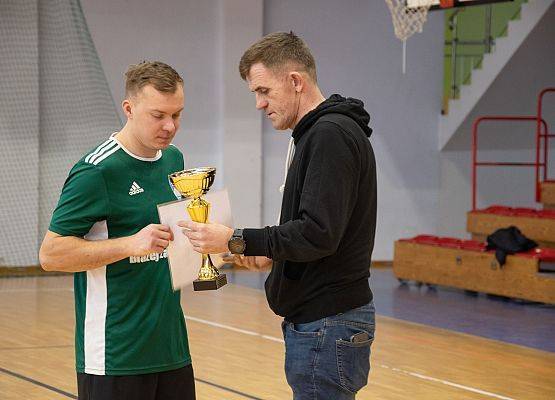 Puchar wręcza A.Syldatk