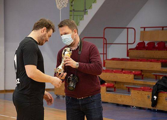 Rad. M.Kapela wręcza puchar