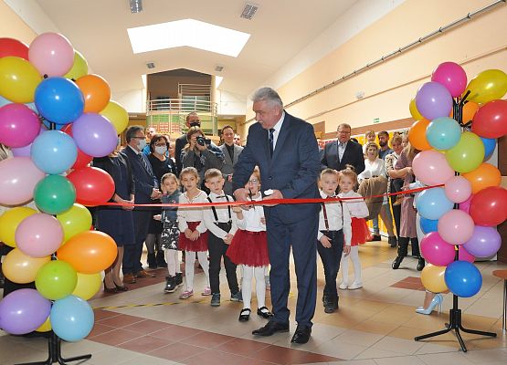 Wstęgę przecina wójt J.Bańka