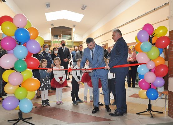 Wstęgę przecina W.Keller -