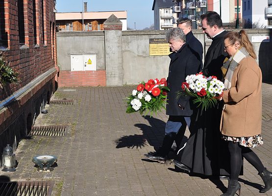 Składanie kwiatów pod tablicą