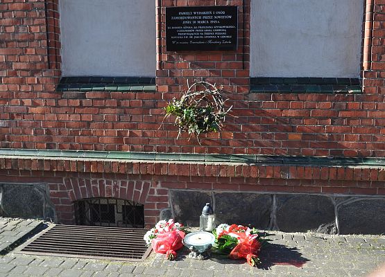 Tablica pamiątkowa w ścianie