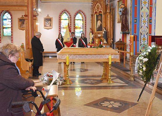 Poczet sztandarowy asystuje