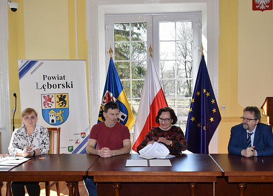 Starosta podpisuje umowę z