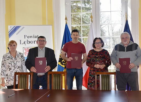 Uczestnicy podpisania umów na