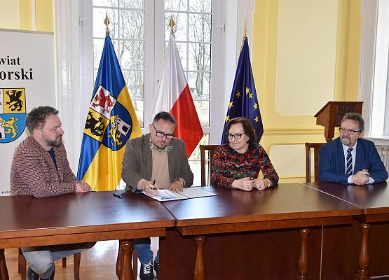 Umowę podpisują przedstawiciel