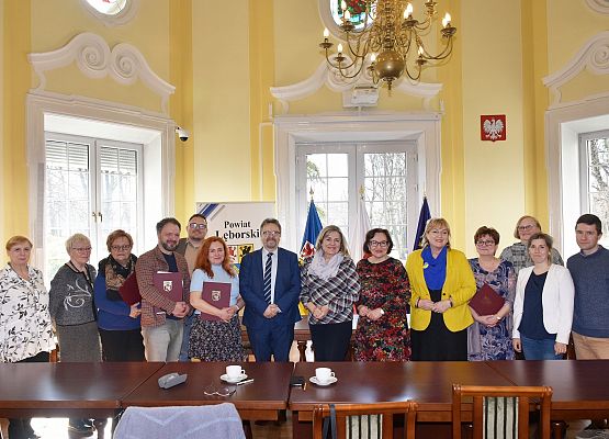 Uczestnicy podpisania umów na