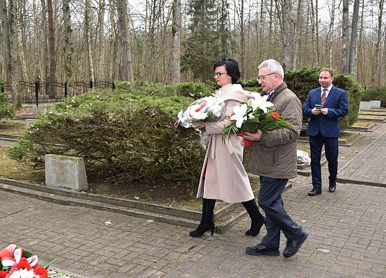 Kwiaty składają: Alicja