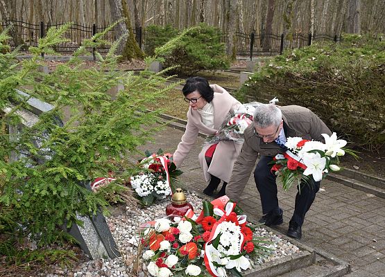 Kwiaty składają: Alicja