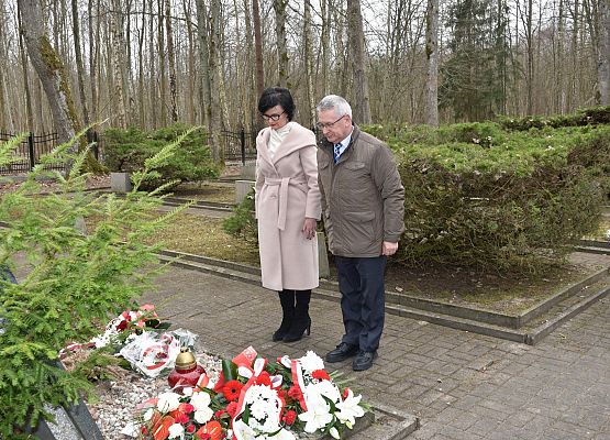 Kwiaty składają: Alicja