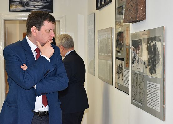 Juris Poikāns przed tablicami