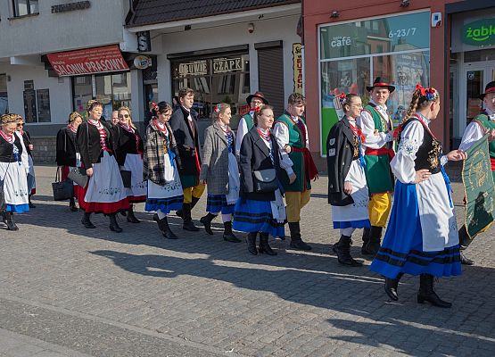 Uczestnicy przemarszu wchodzą
