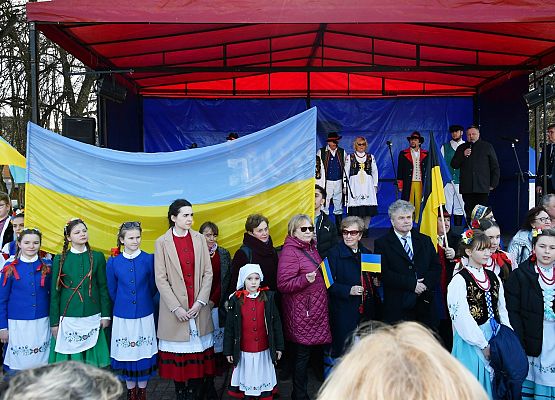 Uczestnicy świętowania przed