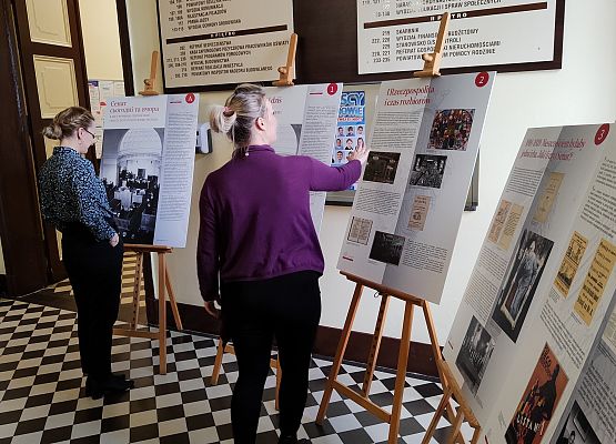 Zwiedzający wystawę w