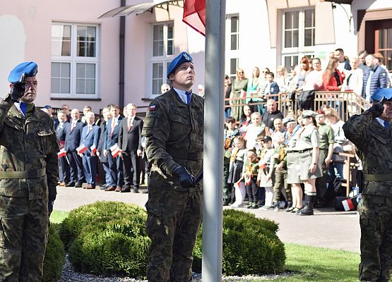 Uroczyste wciągnięcie flagi na