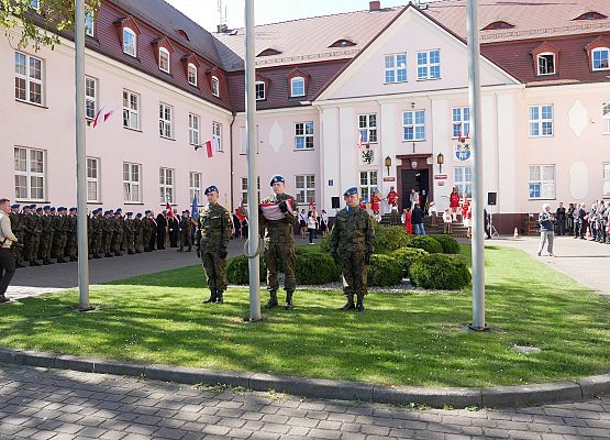 Uroczyste wciągnięcie flagi na