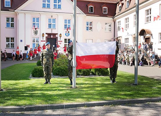 Uroczyste wciągnięcie flagi na
