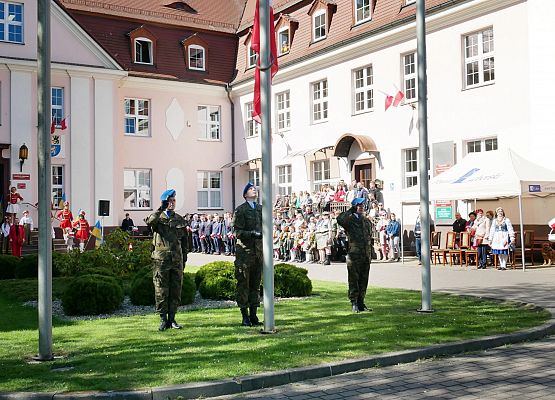 Uroczyste wciągnięcie flagi na