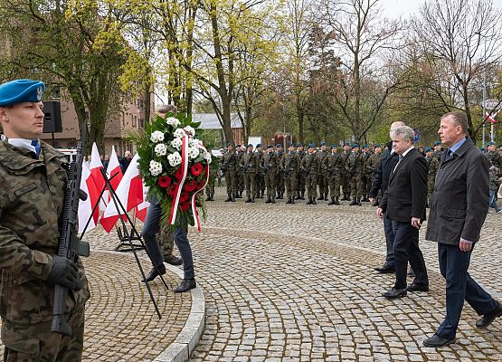 Kwiaty składa delegacja
