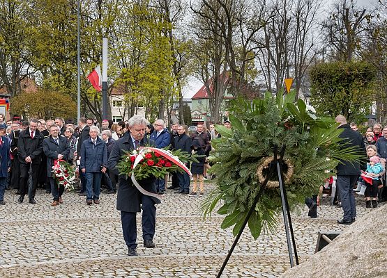 Kwiaty składa senator RP