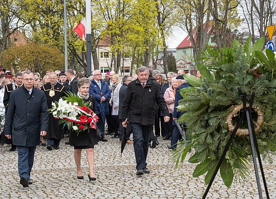 Kwiaty składa radna Sejmiku