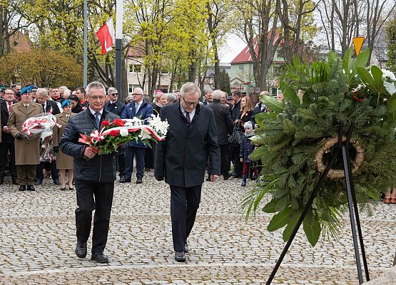 Kwiaty składa delegacja