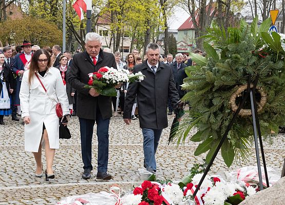 Kwiaty składa delegacja Gminy