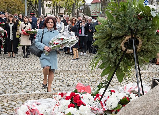 Kwiaty składa radna Sejmiku